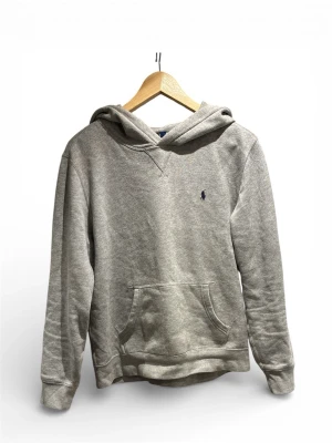 Ralph lauren hoodie  - Säljer nu denna gråa Ralph lauren hoodie. Storlek 14-16/S/XS. 100% autentisk, köpt från kidsbrandstore. Pris kan diskuteras vid snabb och smidig affär. Hör av dig vid minsta lilla fråga.