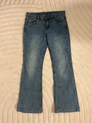 Brandy Melville jeans - Säljer då de inte kommer till användning. Har ingen aning om vad det är för modell då jag köpte dessa för några år sen. De är uppsydda då de var för långa för mig (jag är 155 cm lång). Innerbenslängden är 68 cm och midjemåttet är 38 cm! 