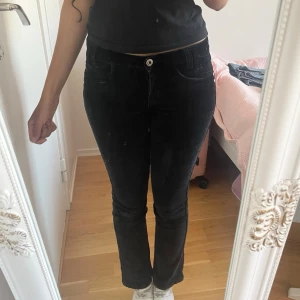 Lågmidjade svarta byxor  - Unika byxor i manchester material som jag inte använt på flera år💗 Innerbenslängden är 68cm och midjemåttet är 39 cm. Storlek 146 men passar 164 likaväl. Jag e 160cm lång för referens.