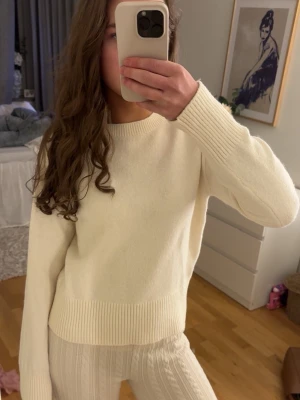 Krämvit stickad tröja  - Så fin tröja från & other stories 