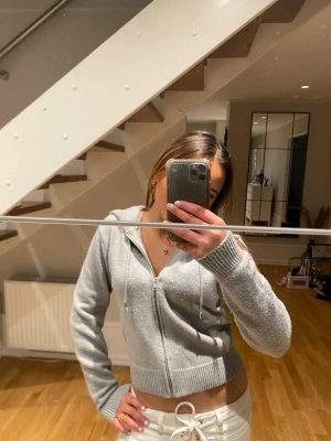 Grå croppad hoodie med dragkedja - Snygg grå croppad hoodie med dragkedja framtill och huva. 