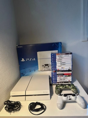 Ps4 + Tillbehör  - Säljer en jätte fin ps4 med 2 kontroller och en stor spel paket med strömkablar och originalförpackning.  Allt är i gott skick fungerar precis som det ska och täcken på användning  Vad som ingår: Ps4 Glacier White (CUH-1216A) 500GB Trådlås kontroll 2x  USB-kabel Strömkabel 19 spel totalt men 1x PS3 & PS2  Originalförpackning  Har du frågor hör gärna av dig!