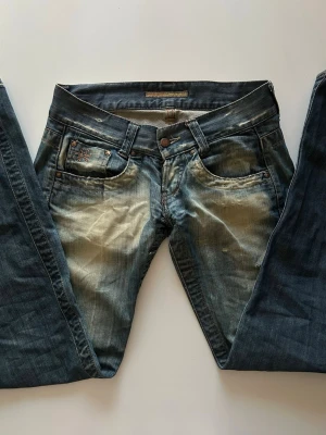 Blå jeans med ljusa detaljer - lågmidjade bootcut/straight jeans med Innerbenslängd 83 och midjemått 39