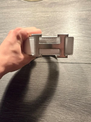 H Bälte - H bälte storlek 105 men storleken går att ändra med en belt buckle fråga så lägger jag ner en i påsen som man kan göra eget hål med