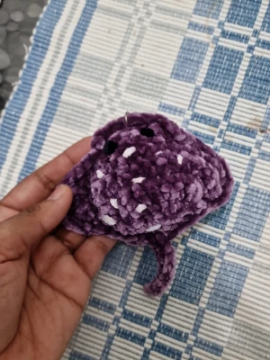 Virkad nyckelring i form av stingrocka - Söt handgjord nyckelring formad som en stingrocka i lila och vitt plyschigt garn. Ena sidan är lila med vita detaljer och den andra sidan är vit med broderat ansikte. Perfekt att hänga på väskan eller nyckelknippan.