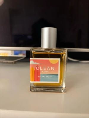 Clean Classic Malibu Beach parfym - Parfym från CLEAN Classic i doften Malibu Beach. Parfymen är använd 2 gånger. 60ml