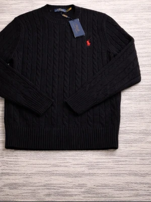 Svart Polo Ralph Lauren tröja - Säljer en Svart Polo Ralph Lauren tröja i storlek S. Kan gå ner i pris på snabbköp. Kan även göra paketpris med den ändra😁