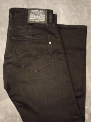 Svarta straight fit jeans från Replay - Snygga svarta jeans från Replay i straight fit-modell Grover. Klassisk femficksdesign med diskreta sömmar och Replay-logga på fickan. Perfekta för dig som gillar stilrena och tidlösa jeans i svart denim.