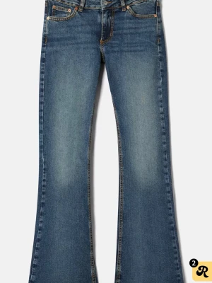 Blå bootcut jeans från junkyard - Snygga blå bootcut jeans från junkyard med lätt slitna detaljer framtill och rå kant längst ner. Jeansen har klassisk femficksdesign och är tillverkade i stretchig denim för skön passform. Aldrig använda köptes för någon månad sen men var lite för stora. 