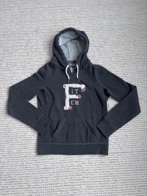 Abercrombie & Fitch Hoodie - Galet fet hoodie från Abercrombie & Fitch med snyggt broderi. Storlek Xs-S skulöe jag säga! Mycket bra skick! Skriv vid frågor! Längd - 57 cm Bredd - 48cm
