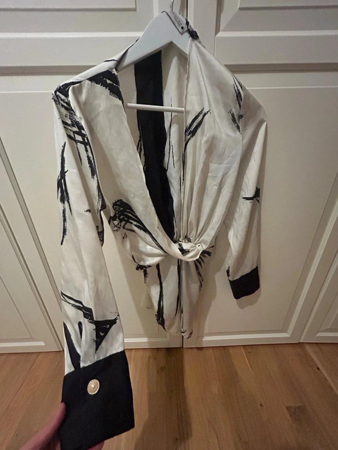 Beige omlottblus med svart mönster - 2