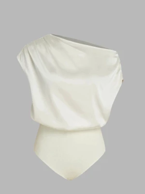 Vit satintopp med asymmetrisk axel (body) - Stilren vit blus som är en body. Den är i glansigt satinmaterial med enaxlad design och draperad effekt. Perfekt för dig som vill ha en trendig och elegant look. Materialet ger en lyxig känsla och passformen framhäver siluetten. Aldrig använd, helt i nyskick med lappar och förpackning.
