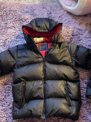 Tommy hilfiger jacka - En jacka som inte passar mig längre. En ren och en fin jacka som passar både vinter och vår.  176/S