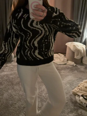 Svartvit stickad tröja från Primark - Cool svart stickad tröja från Primark med vitt zebra liknande mönster. Känns på materialet att den är använd men det är inget som syns🥰 inte använd på länge. Strl XS men passar oxå S