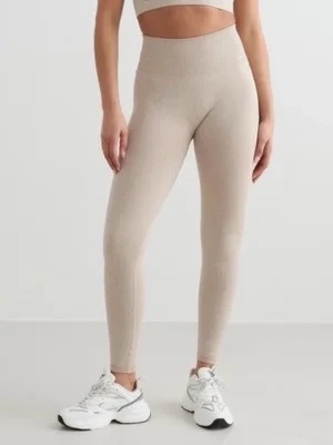 beige träningsbyxor  - Ett par Beiga träningsbyxor, har aldrig använt och kostar i vanliga fall 600kr. Snygga och sköna 