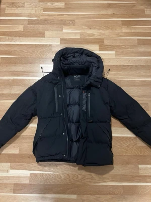 Hoodrich Jacka - Säljer den efter jag fick den i present och inte riktigt min stil så den. priset kan diskuteras 