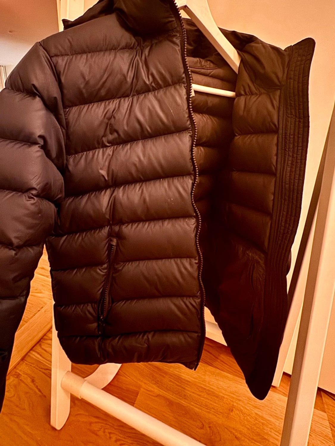 Svart dunjacka med huva från Colmar - 3