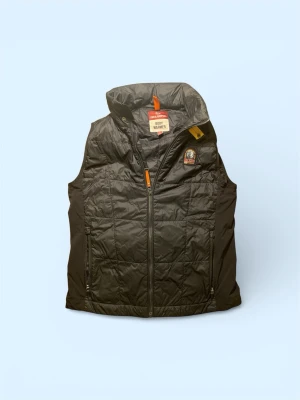 Svart dunväst från Parajumpers - Letar du efter en otroligt fräsch väst har du kommit rätt. Vårdsamt använd och prima i skicket, ställ på frågor ✌️