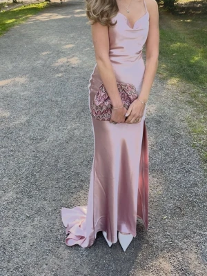 Balklänning från True Decadence  - Säljer min superfina ljusrosa balklänning från true decadence. Använd 1 gång och i fint skick, förutom att släpet slets superlite men absolut inget man ser! Storlek 34, passar Xs-S. Öppen rygg!