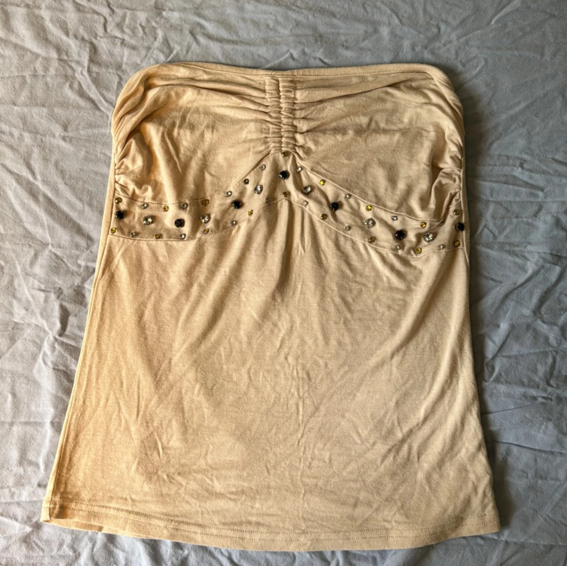 Halternecktopp med stenar - 92