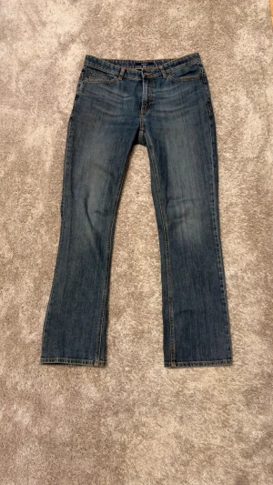Gant bootcut jeans - Säljer dessa jeansen från gant med en snygg wash . Modellen är Carrol och är bootcut. Storlek 32/32. Midja 42cm, innerbenslängd 78cm,  total längd 103 cm. Pris kan diskuteras vid snabb affär😁