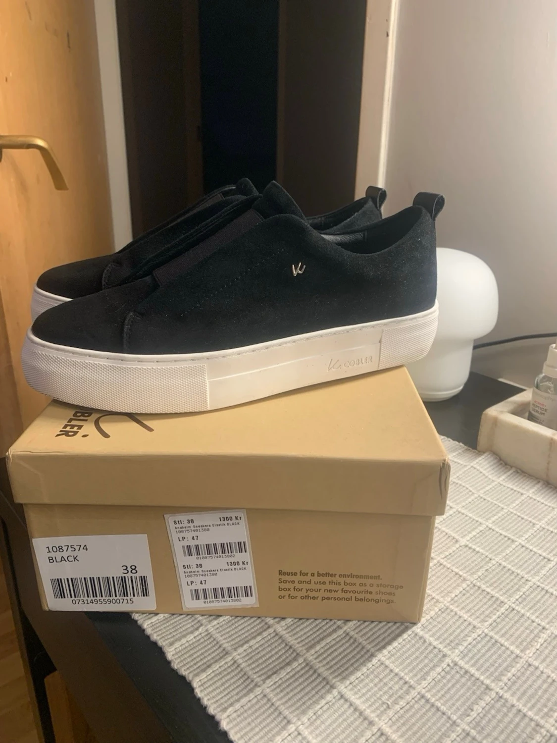 Svarta sneakers från K. Cobler