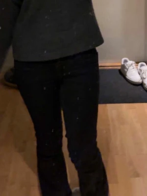 Svarta bootcut jeans abrand - Intressekoll på mina abrand jeans som är bootcut och lågmidjade. Kom med ett rimligt prisförslag så kanske jag kan sälja dom. Inte säker på storleken just nu men skriv vid intresse 