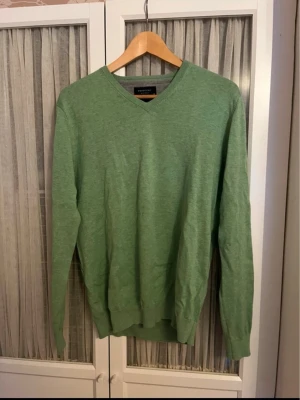 Grön V-ringad tröja från Profuomo - En grön fin tröja från Profuomo. Väldigt fint skick och knappt använd. Storlek M 