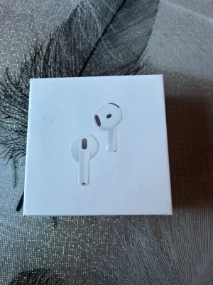Apple AirPods 4 ANC - Säljer ett par helt nya AirPods 4 ANC                   De kommer i original förpackning som är oöppnad                                                                    Hör av er vid fundering 