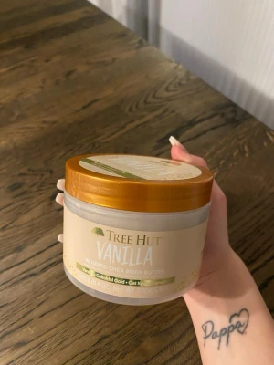 Tree Hut Vanilla Body Butter - whipped shea body butter från Tree Hut med vaniljdoft. Väldigt lätt i formulan och torkar in snabbt, Har använt den en gång 
