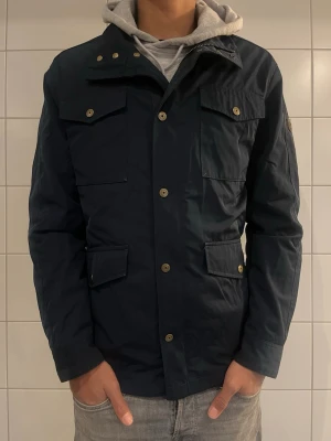 Bondelid jacka  - Hej! Säljer denna riktigt snygga Bondelid jacka, bra skick utan defekter. Modellen är 187 cm lång och bär L den passar även M. Priset går att diskutera! 