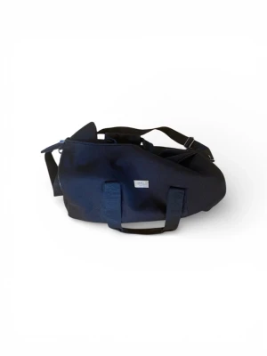 Boss väska  - Snygg svart väska från Boss i slitstarkt tygmaterial. Väskan har både bärhandtag och justerbar axelrem, samt dragkedja upptill för extra säkerhet. Perfekt för att bära med sig allt man behöver under dagen. Enkel och stilren design med liten logotyp på sidan.