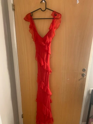 Röda volangklänningar från Boohoo - Säljer två röda klänningar från Boohoo med volangdetaljer och v-ringning. Båda är i storlek S. Klänningen har smala axelband och är tillverkad i ett lätt material. Aldrig använda. 350 kr/ per klänning.