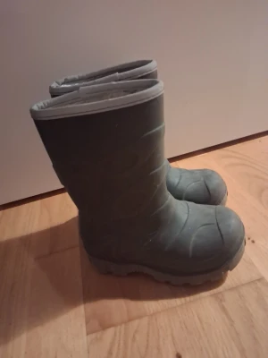 Stövlar - Barn stövlar varmfodrade i storlek 25