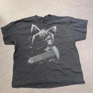 MORK black metal band-tshirt xxl - Säljer en svart band-tshirt från Gildan med tryck framtill. T-shirten har korta ärmar och är gjord i kraftig bomull. Trycket består av ett vitt logotypmotiv upptill och en pil med texten 'ICE BAY' nedtill. Perfekt för dig som gillar bandmerch.