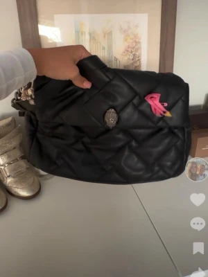 kurt geiger väska - fin svart mellanstor kurt geiger väska med axelband. fint skick men tecken på användning. rosa bandet har jag satt dit sjölv och går såklart att ta bort! har inte lämnat nått märke. pris går att diskutera och har rabatter vid köp av bundles 💓