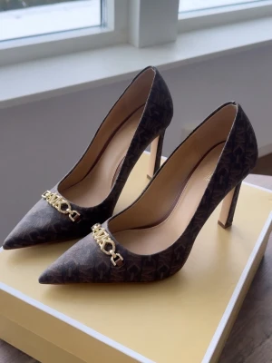 Bruna klackar från Michael Kors - Snygga bruna klackar från Michael Kors. Ordinarie pris: 1800kr