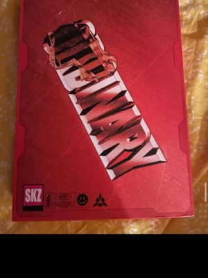 Stray Kids ODDINARY album box - Säljer en röd box med Stray Kids ODDINARY album, perfekt för dig som gillar K-pop och samlar på unika album. Boxen har cool design med stora bokstäver och loggor, och innehåller albumets låtlista på baksidan.