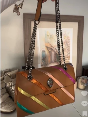 Kurt Geiger väska - så himla fin färgglad väska från kurt geiger, fint skick! pris går att diskutera och har rabatter vid köp av bundles 💓