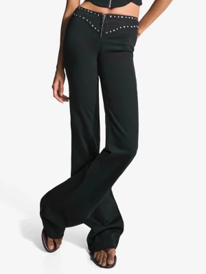 Lågmidjade jeans med nitar - Helt oanvända med lapp kvar💓 passar mig som är 167cm. Köpta för 400kr. Pris kan diskuteras