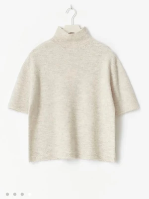 Stickad tröja - Fin stickad tröja från Gina tricot, väldigt bra skick då jag knappt använt den och nästan är ny. Skriv för fler bilder!