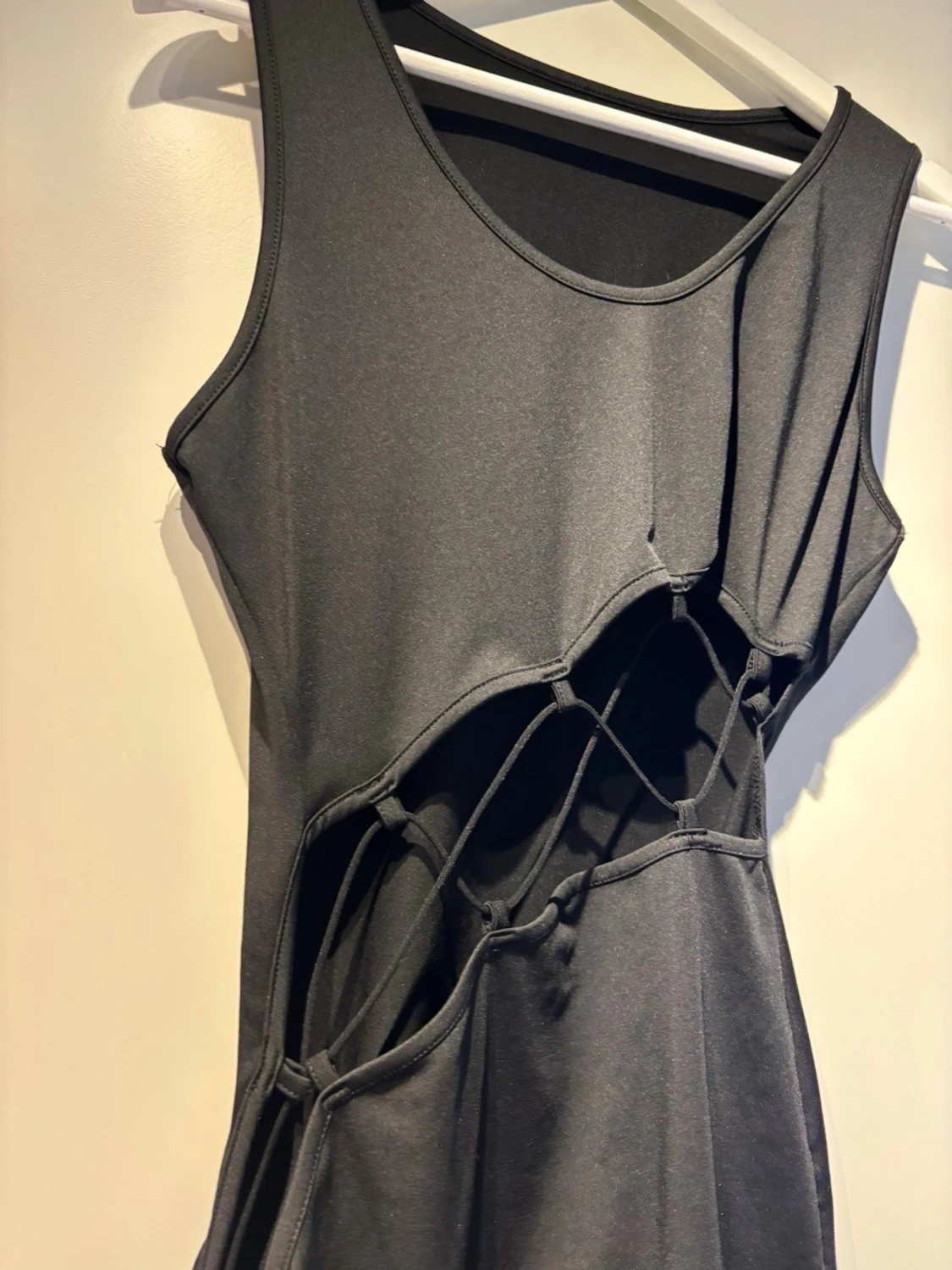 Svart kort klänning med snörning och cut out  - 1