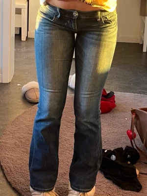 Express jeans  - Söta jeans, säljer då dom är för korta för mig (är 168cm) Innerbensländen 76cm, midjemåttet 39cm och grenhöjden 20cm. Inga defekter, för fler bilder/frågor skriv gärna 💕