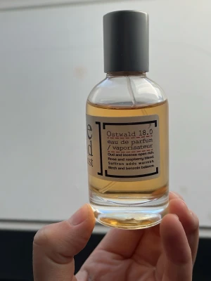 Ostwald 18.0 Eau de Parfum - Pris kan diskuteras vid snabb affärCa 95% kvarDupe på Louis Vuitton ombre nomade, Ostwald 18.0 Eau de Parfum i en rund, genomskinlig glasflaska med silverfärgad kork. Doften har noter av oud, rökelse, ros, hallon, saffran, björk och bensoin för en varm och balanserad känsla. Perfekt för dig som gillar unika och djupa doftkombinationer.