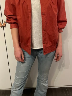 Bomberjacka - Cool orange bomberjacka. Den är i storlek L men passar snarare S/M💕💕 Supefint skick 