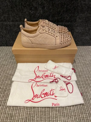 Christian Louboutin skor  - Hej, säljer nu dessa svin snygga Loubs skor. Skorna är i grymt skick! Begränsat antal boxar och dustbag. Hör av dig vid frågor. 