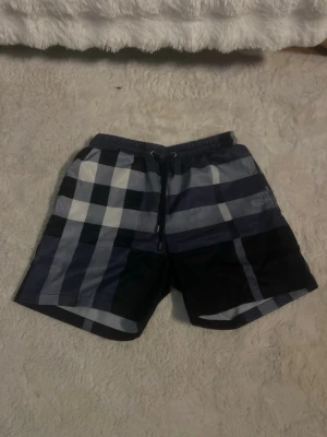 Burberry Shorts - Mörkblå Burberry-shorts i fint skick. Stilrent och exklusivt.