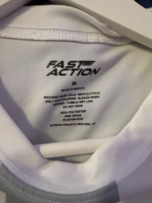 Vit fotbollströja Mexiko Fast Action - Säljer en vit fotbollströja från Fast Action i storlek M. Tröjan är tillverkad i 100% polyester och har Mexikos fotbollsförbunds emblem på bröstet. Perfekt för dig som älskar fotboll och vill visa ditt stöd för Mexiko.