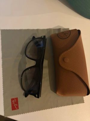 Rayban boyfriend 2  - Säljer mina ray ban boyfriend 2 svarta.  Som inte används längre. Riktigt schyssta och bra condition. Allt org ingår 