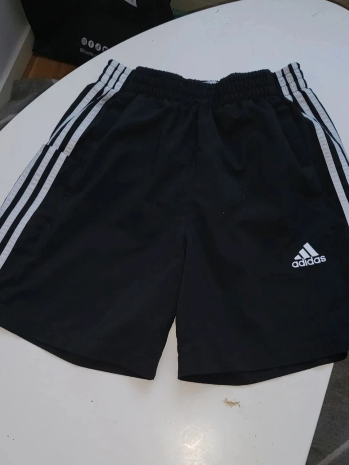 Svarta Adidas shorts med vita ränder
